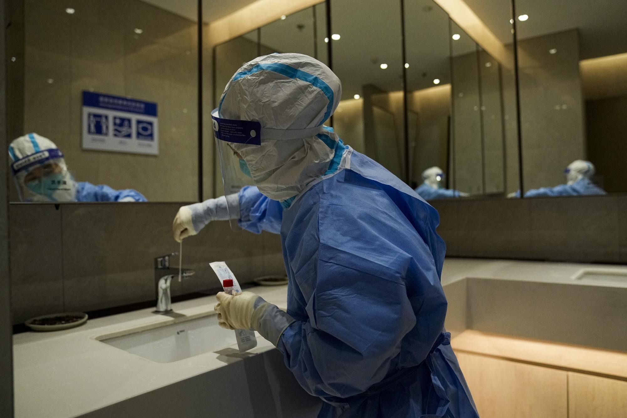 Trung Quoc lay mau virus corona tren ca tay nam cua, may ATM hinh anh