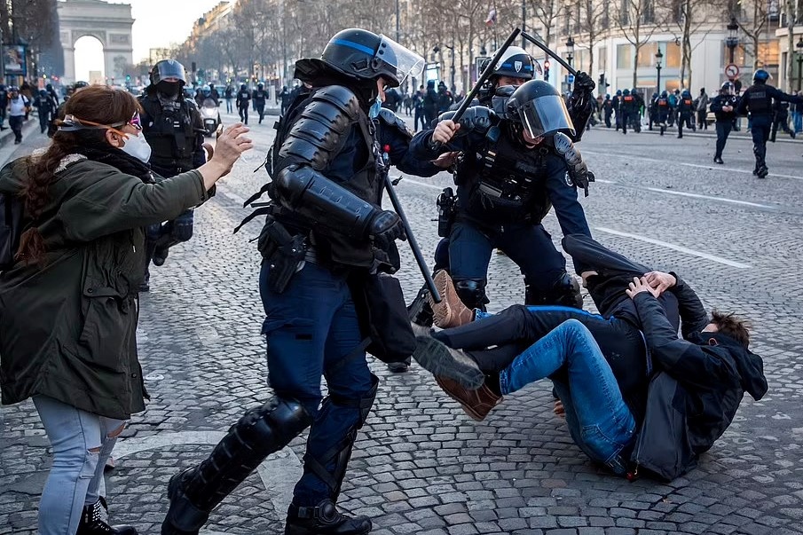 Canh sat Phap thang tay tran ap nguoi bieu tinh Doan xe Tu do hinh anh