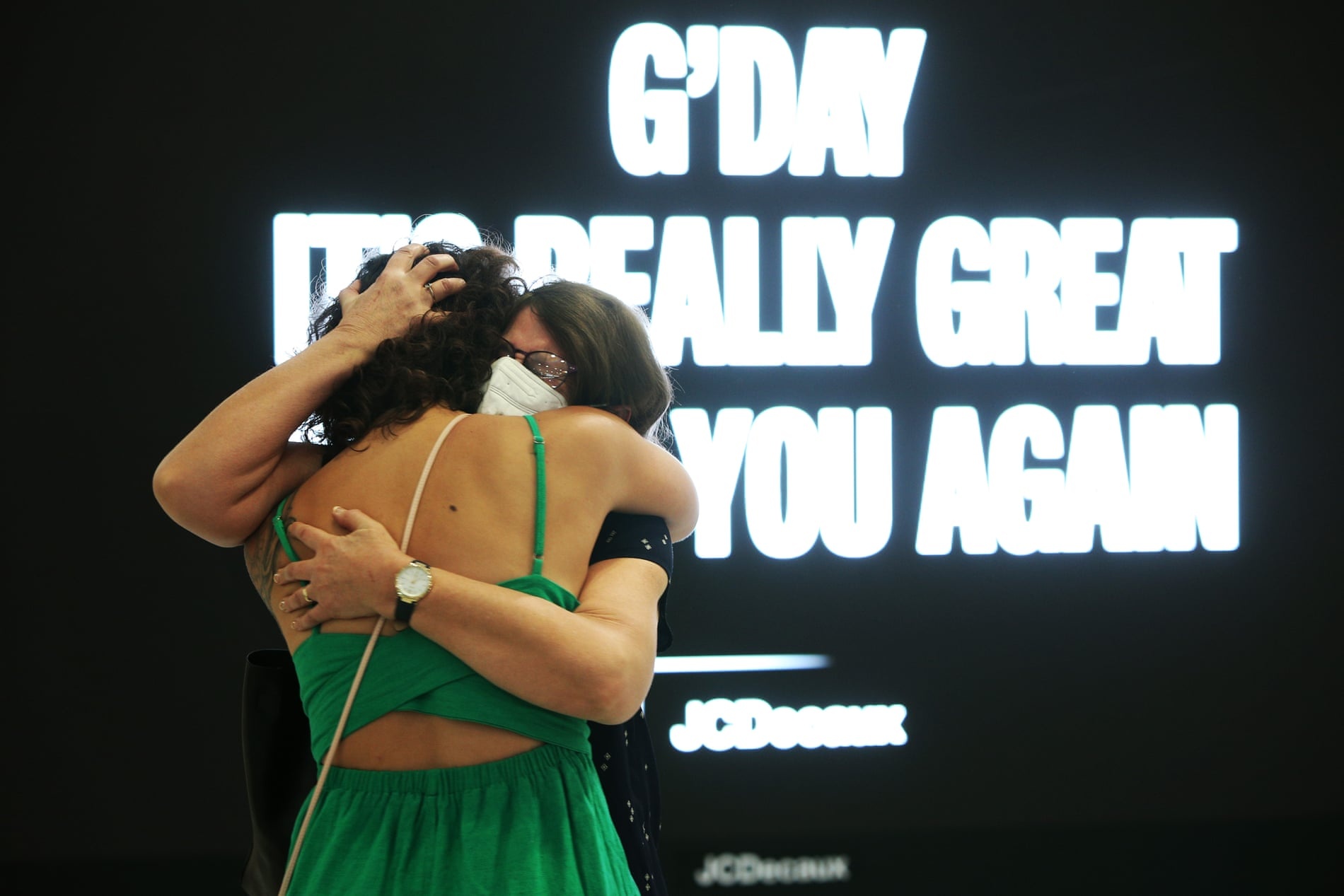 Nuoc mat tuon trao o san bay Australia hinh anh