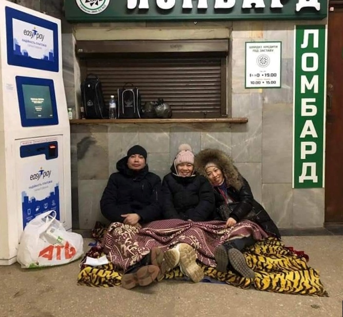 Nguoi Viet tai Kharkiv ngu dem o ga tau dien ngam hinh anh