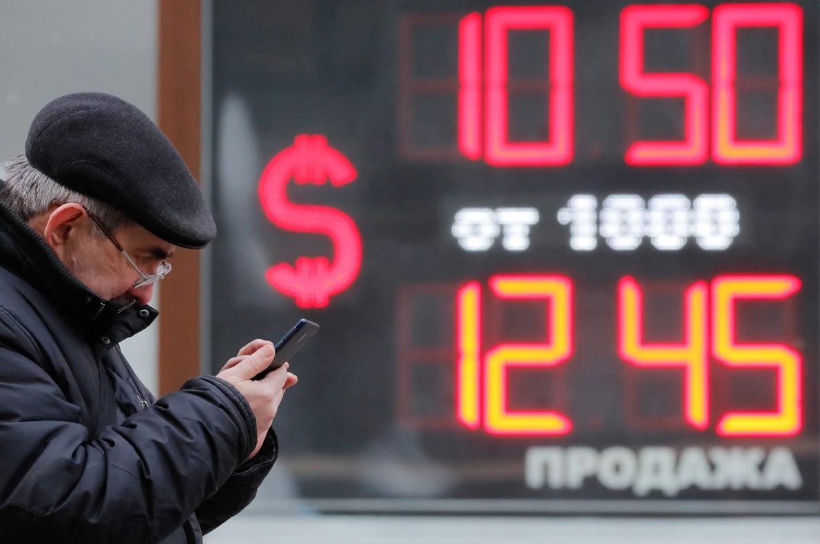 Nga cam cong dan xuat canh voi hon 10.000 USD hinh anh