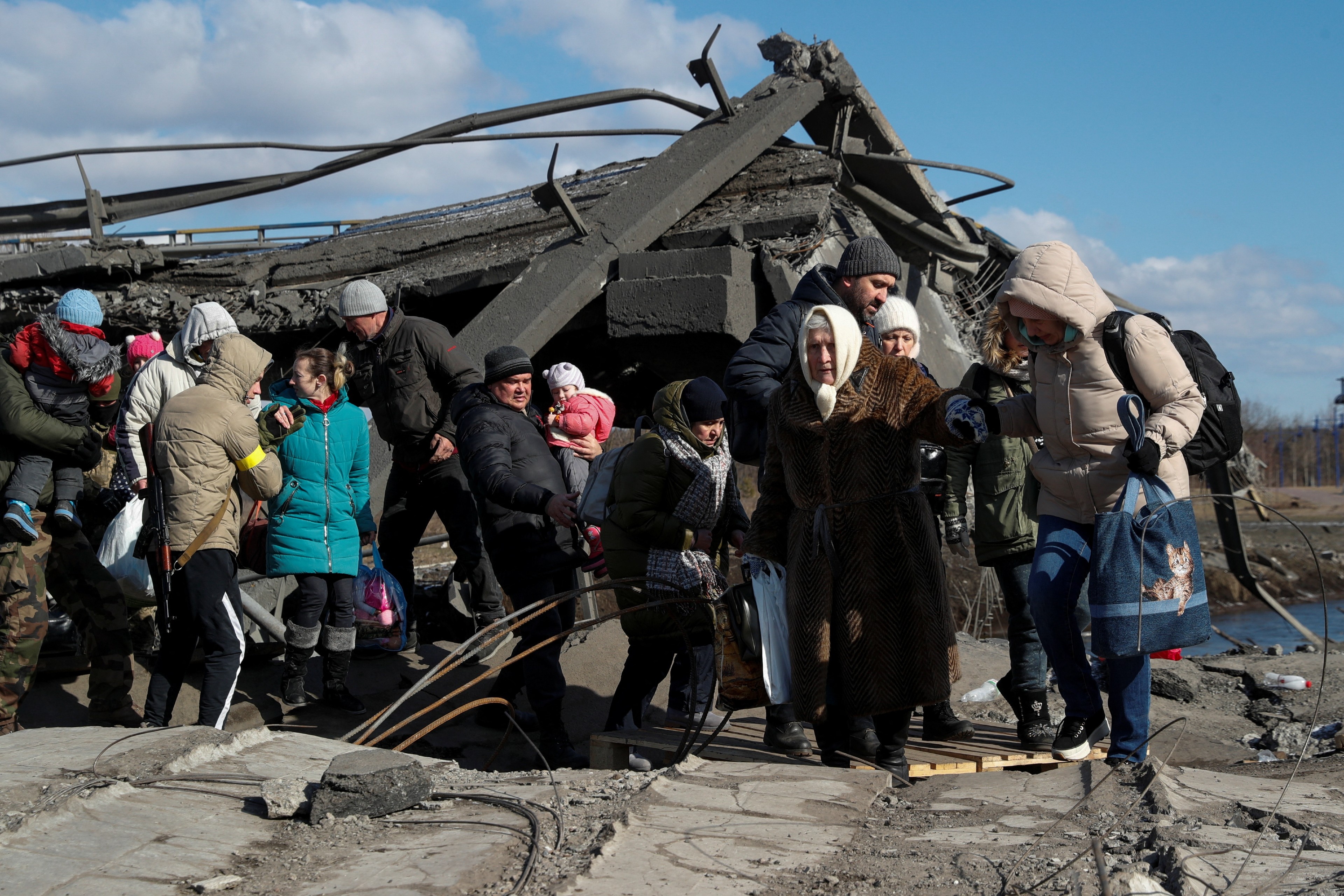 Ukraine thiet hai 100 ty USD sau hon 2 tuan hinh anh