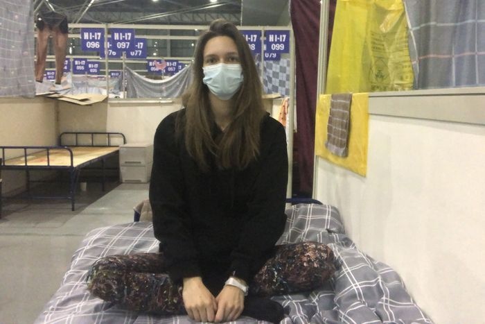 Ben trong khu cach ly sang den 24/7 o Thuong Hai hinh anh