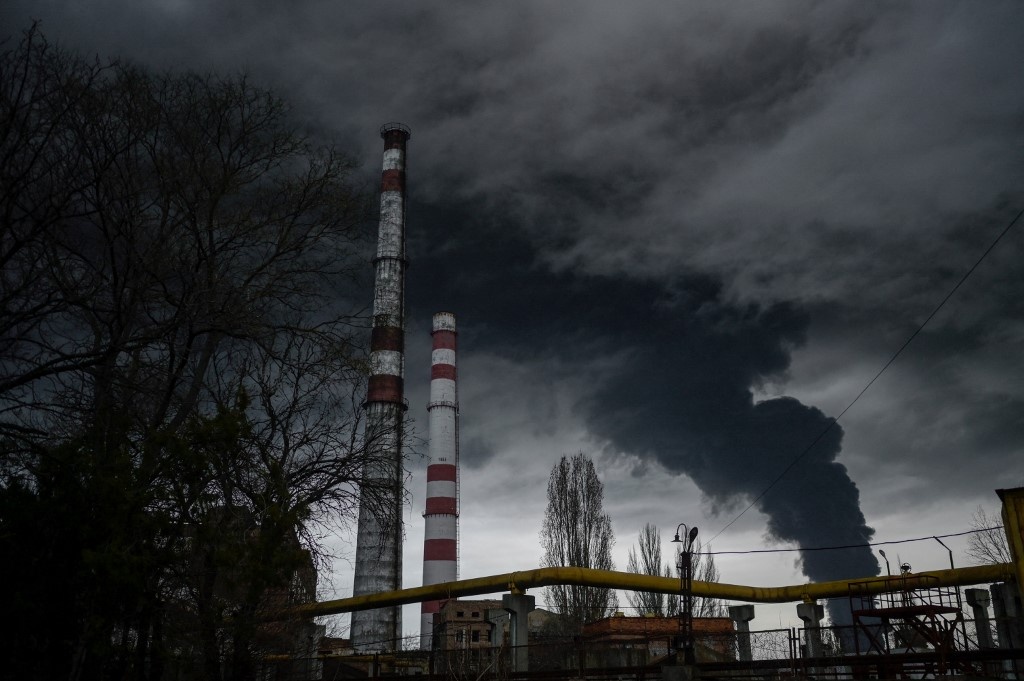 Khoi den bao trum bau troi Odesa hinh anh