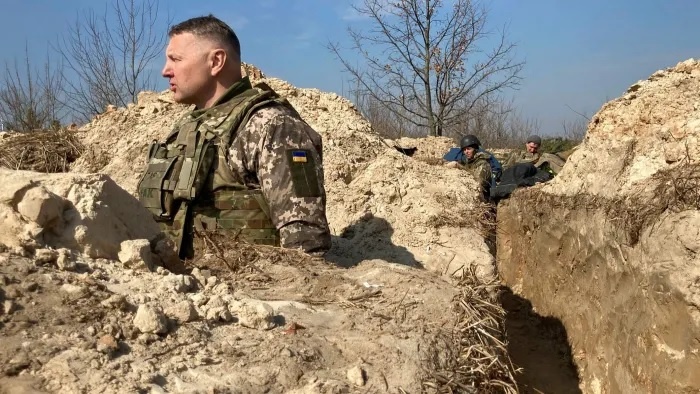 Luc luong Ukraine o Donbas chuan bi doi dau linh Nga hinh anh