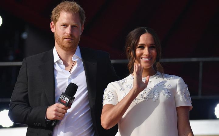 Vo chong Hoang tu Harry tro ve tham Nu hoang Elizabeth hinh anh