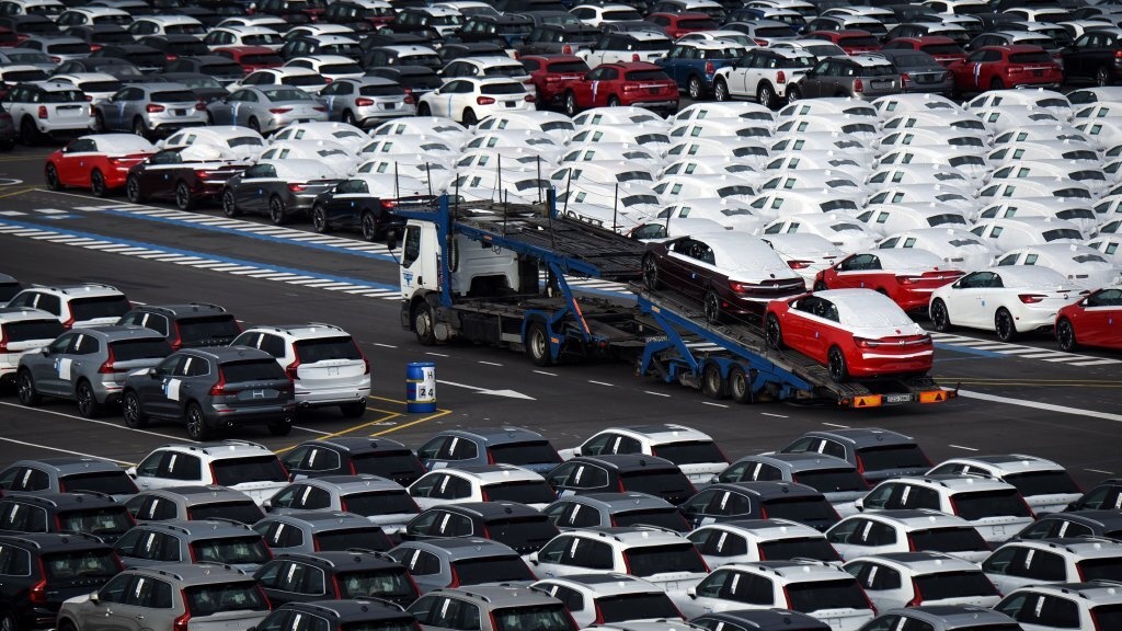 Hang nghin oto hang sang mac ket vi lenh trung phat Nga hinh anh