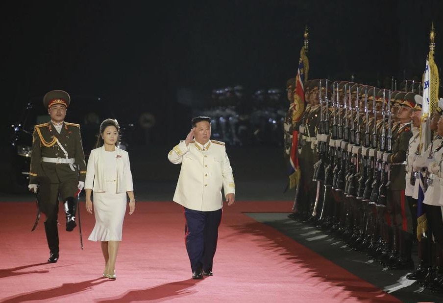 Ong Kim Jong Un xuat hien voi hinh anh khac la trong le dieu binh hinh anh