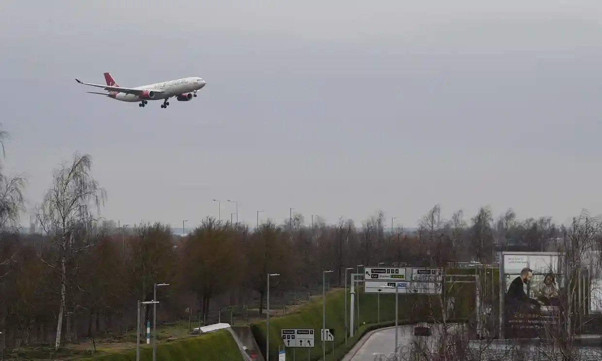 Chuyen bay quay dau giua chung de doi phi cong hinh anh