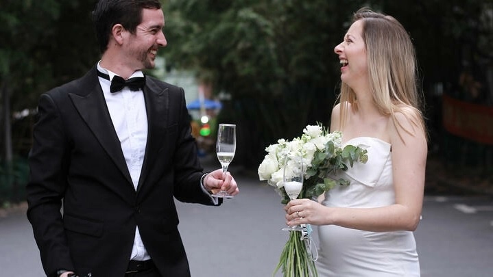 Nhan vien y te Thuong Hai theo sau co dau de phun thuoc khu trung hinh anh