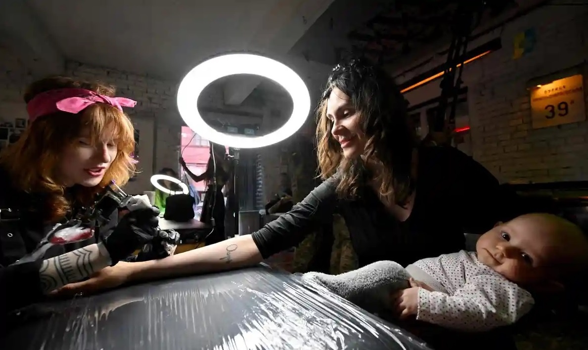 Nguoi Ukraine xam minh bay to long yeu nuoc hinh anh