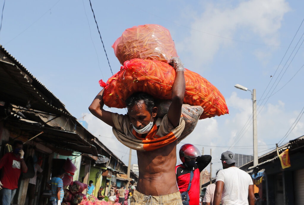 Sri Lanka vo no, nhieu nguoi lo so het duong song hinh anh