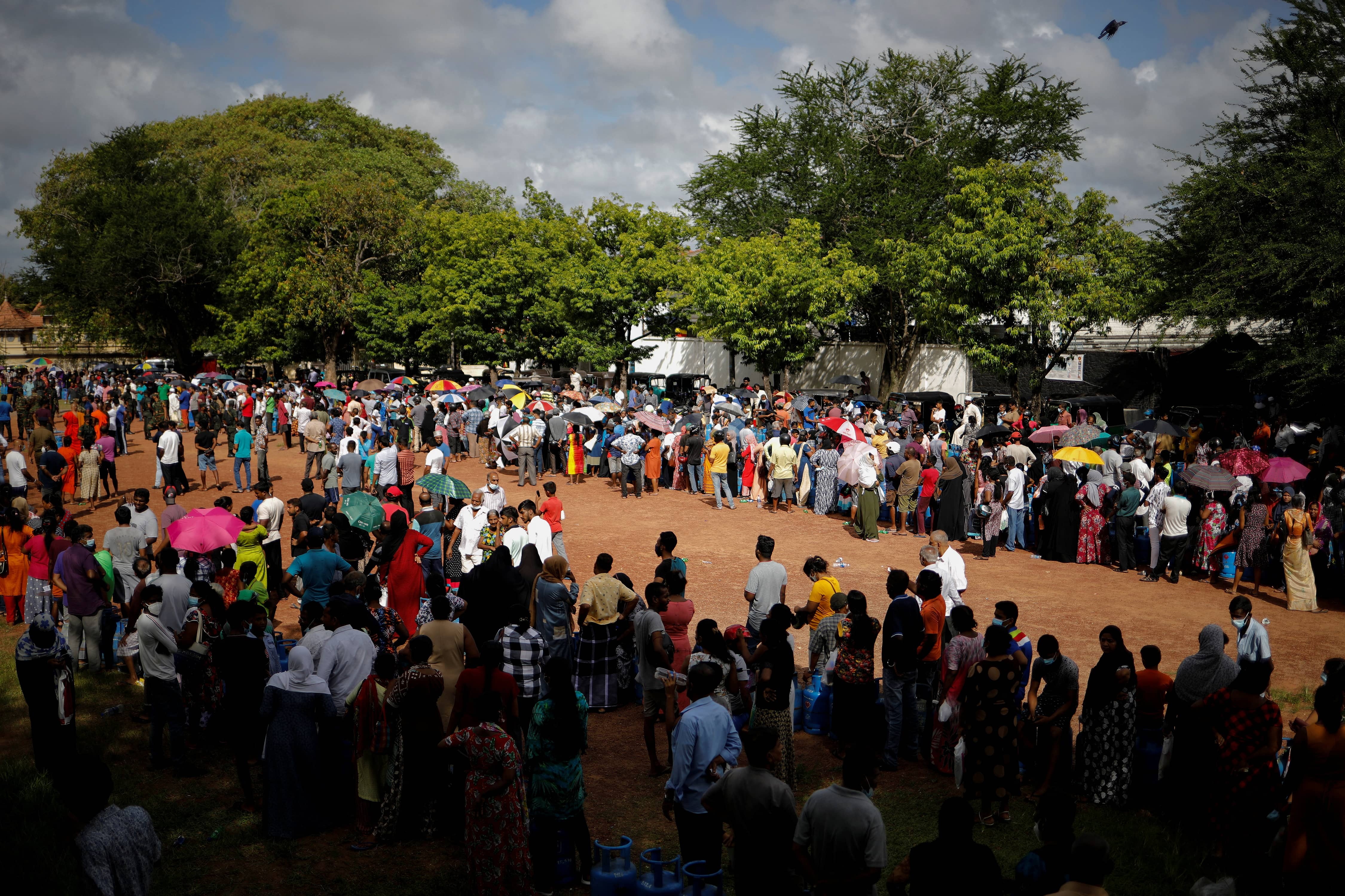 Hang nghin nguoi Sri Lanka xep hang dai mua xang, khi dot hinh anh