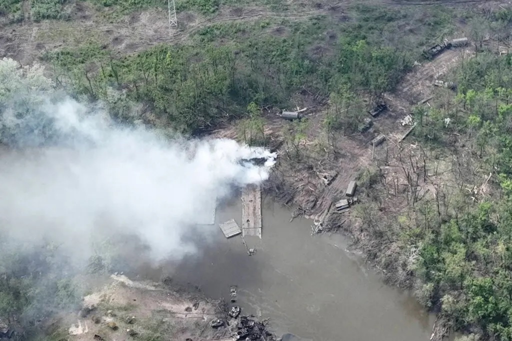 Nga cat dut con duong so tan tu Sievierodonetsk hinh anh