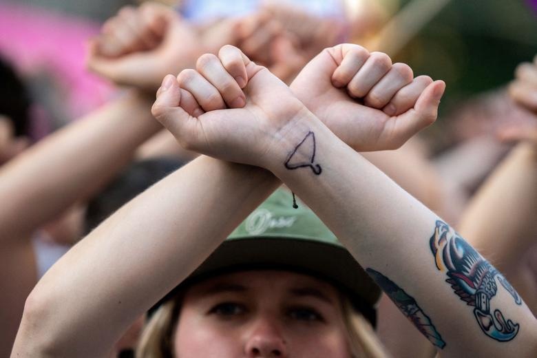 Vi sao chiec mac ao xuat hien trong lan song bieu tinh khap nuoc My? hinh anh