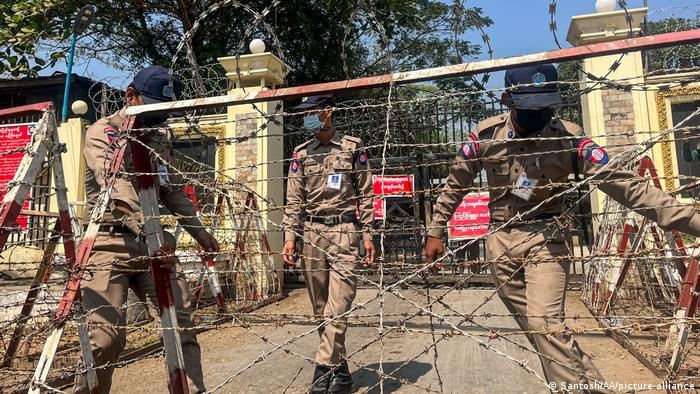 Mot cong dan My bi bat giu o Myanmar hinh anh