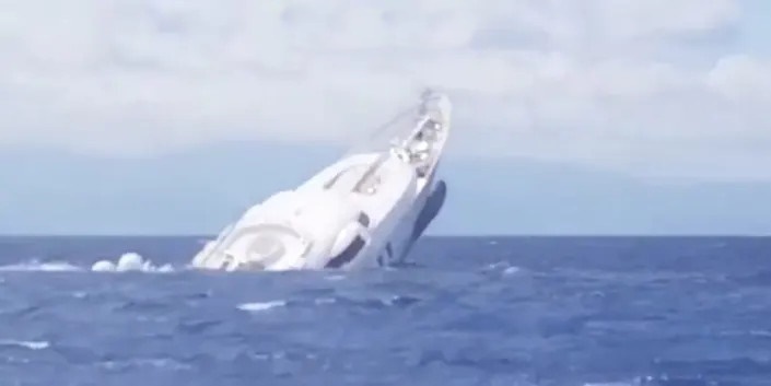 Khoanh khac sieu du thuyen chim ngoai khoi Italy hinh anh