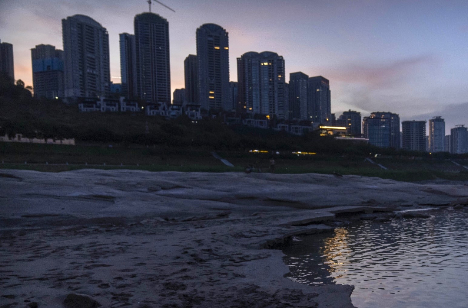 Trung Khanh ra lenh cat dien cac nha may vo thoi han hinh anh