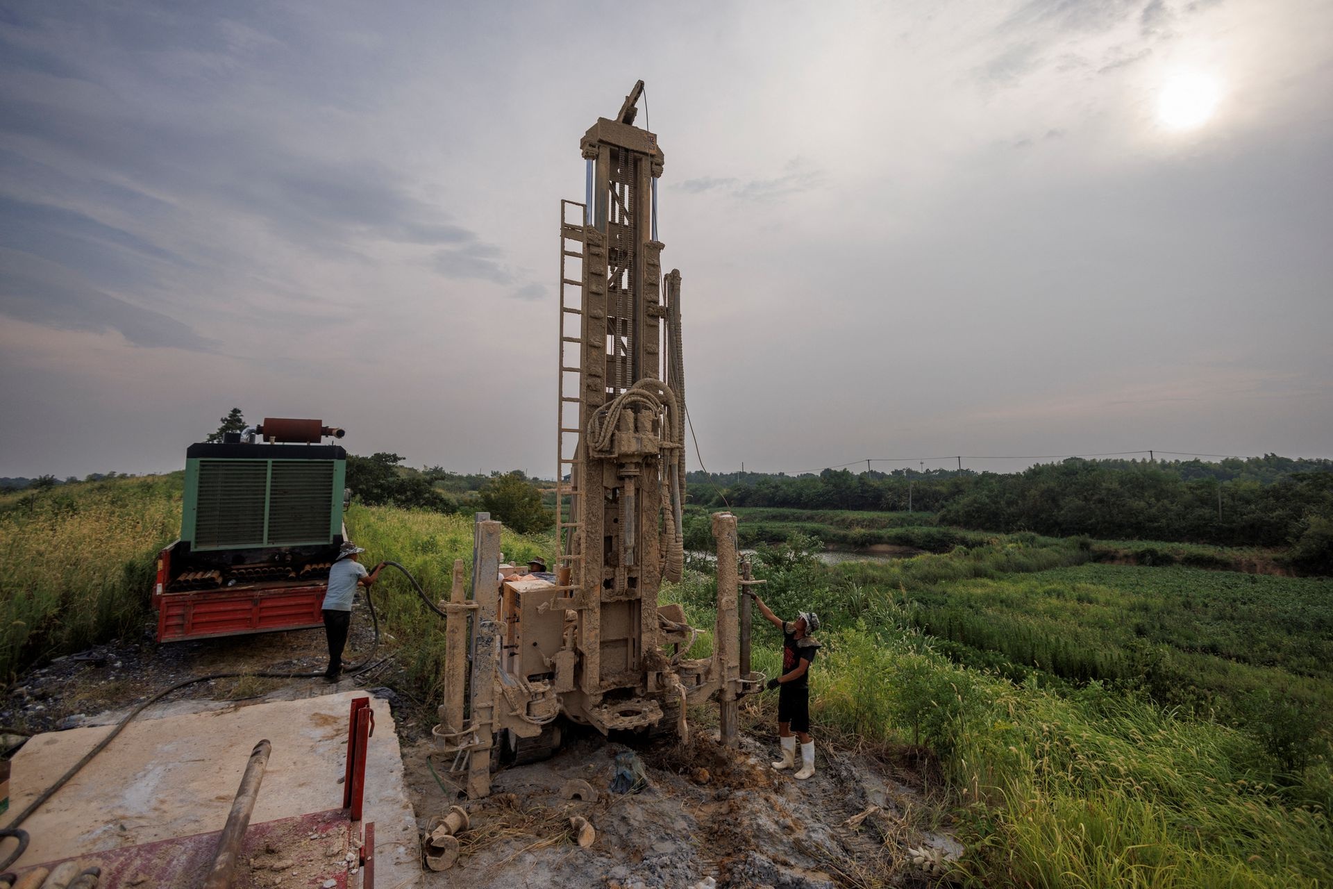 Nhieu noi o Trung Quoc cap toc khoan gieng vi han han hinh anh