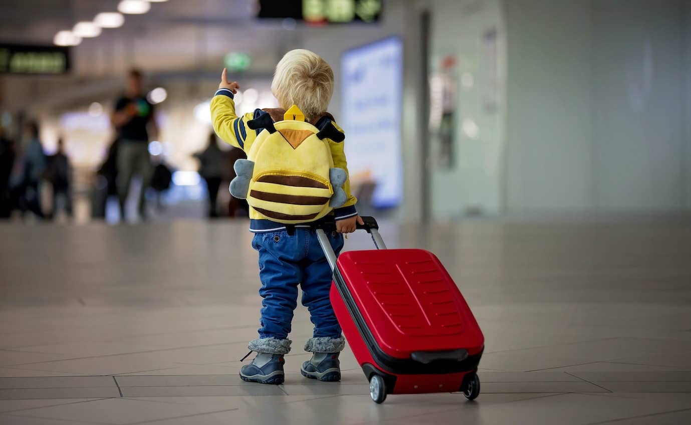 13 gio ac mong cua gia dinh em be tu ky o san bay Hong Kong hinh anh