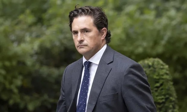 Bo truong Anh mat chuc, vo len mang si va tan thu tuong hinh anh