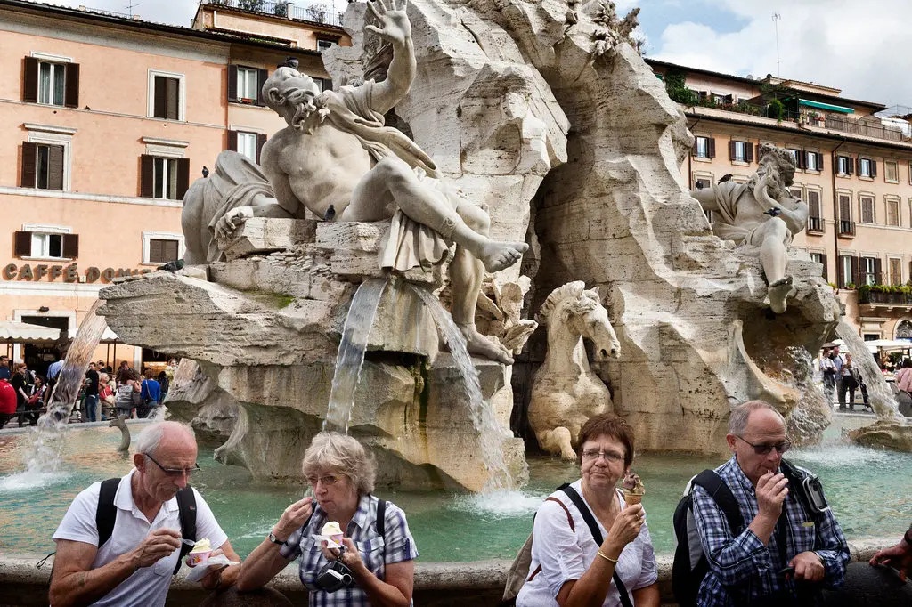 Du khach My bi phat vi an kem tren dai phun nuoc o Rome hinh anh