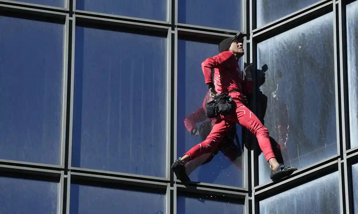 ‘Nguoi nhen’ 60 tuoi leo len dinh toa nha 48 tang o Paris hinh anh