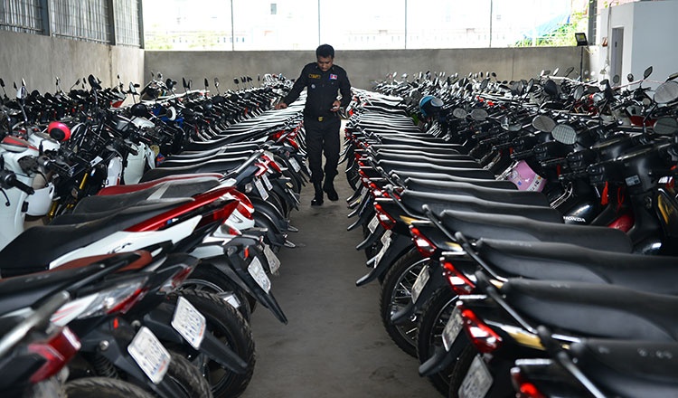 1.000 nguoi do xo tim xe may sau dot kham tiem cam do o Phnom Penh hinh anh