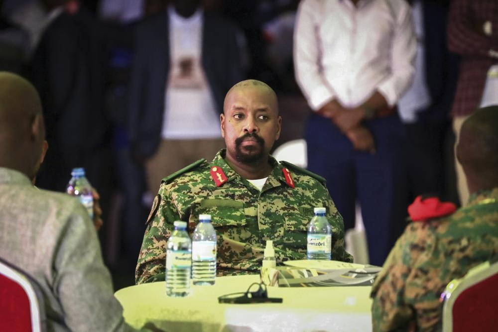 Tong thong Uganda cach chuc con trai sau mot dong tweet hinh anh