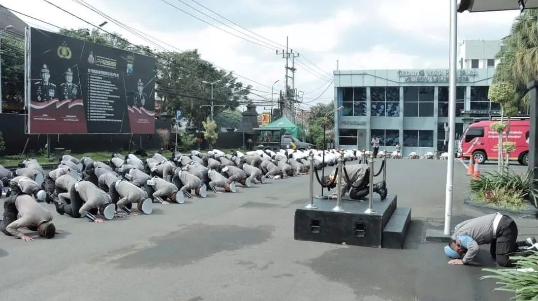 Canh sat Indonesia quy goi xin loi vi tham kich khien 131 nguoi chet hinh anh