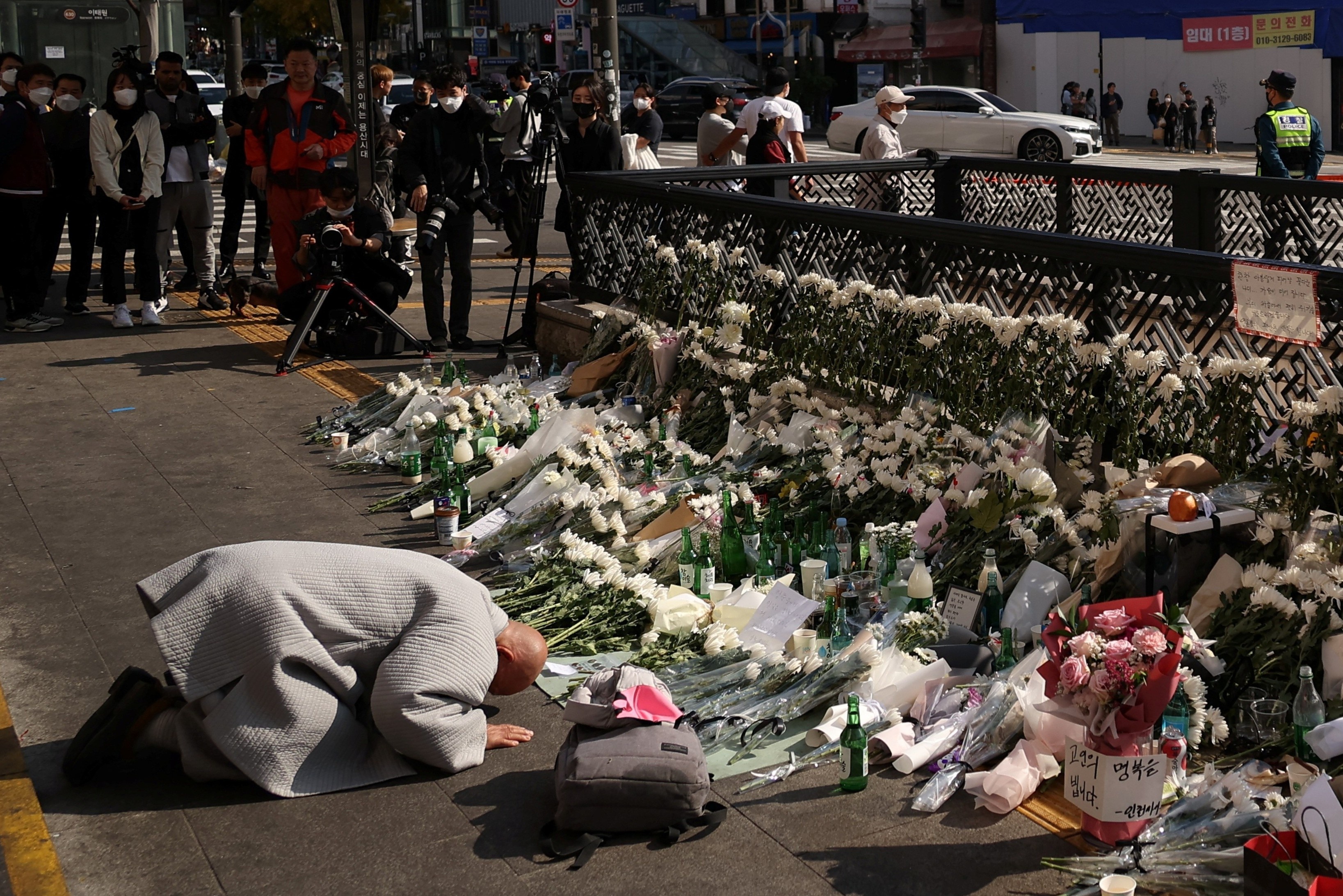 Thoat chet o Itaewon nhung bi tan cong tren mang hinh anh