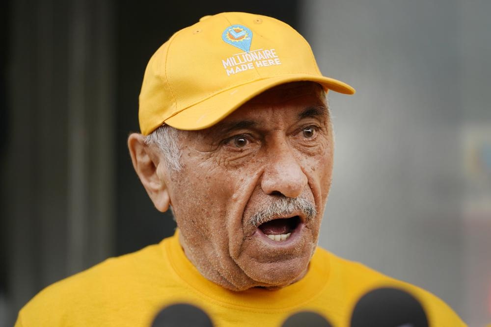 Chu tiem ban ve so ky luc duoc thuong nong mot trieu USD hinh anh