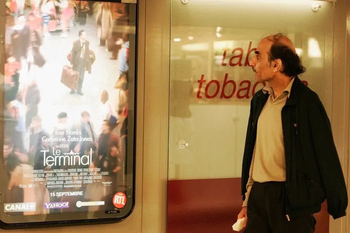 Bi kich cua nguoi dan ong song 18 nam tai san bay Paris hinh anh