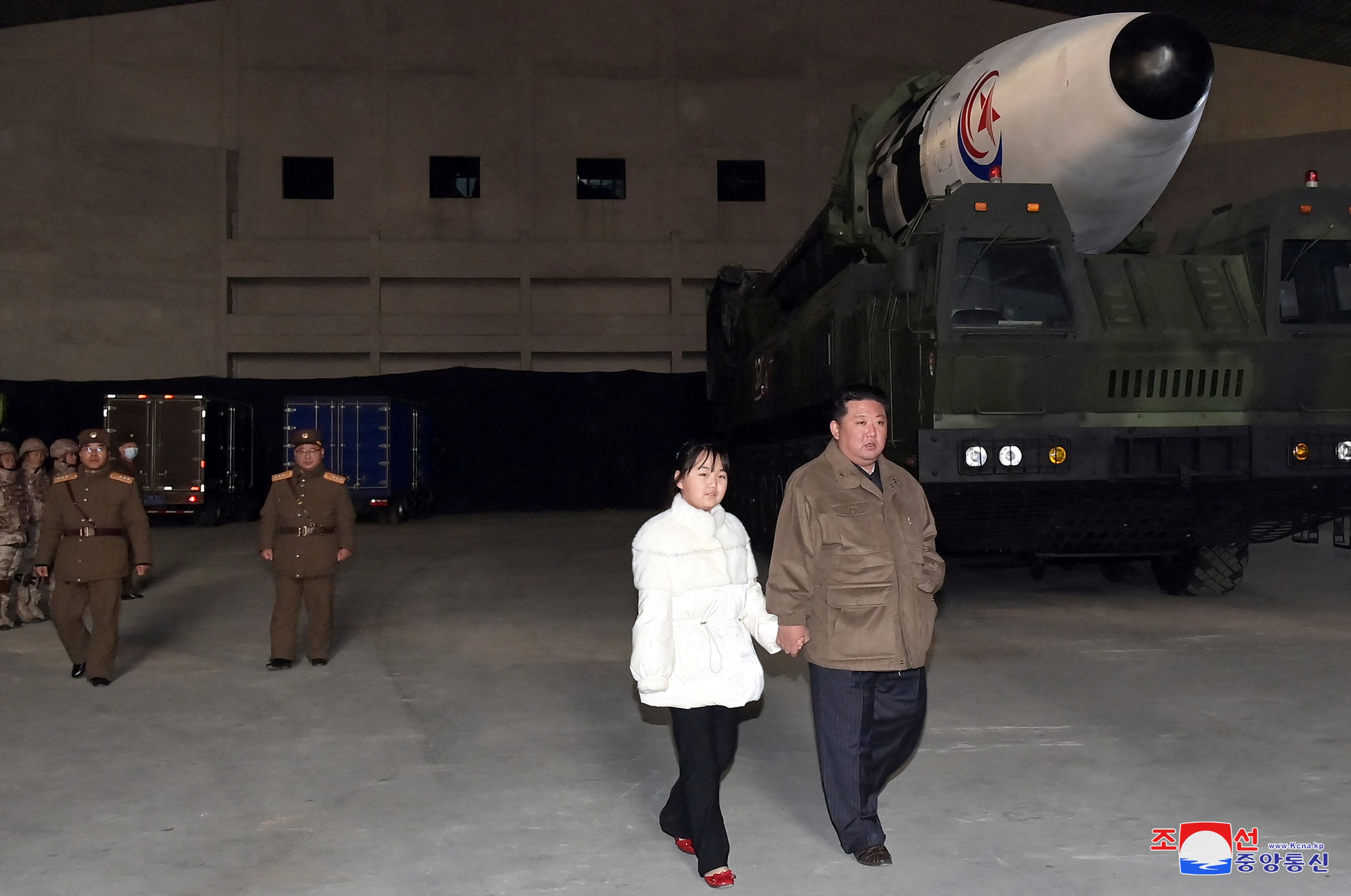 Ong Kim Jong Un va con gai xuat hien tai buoi phong ICBM hinh anh