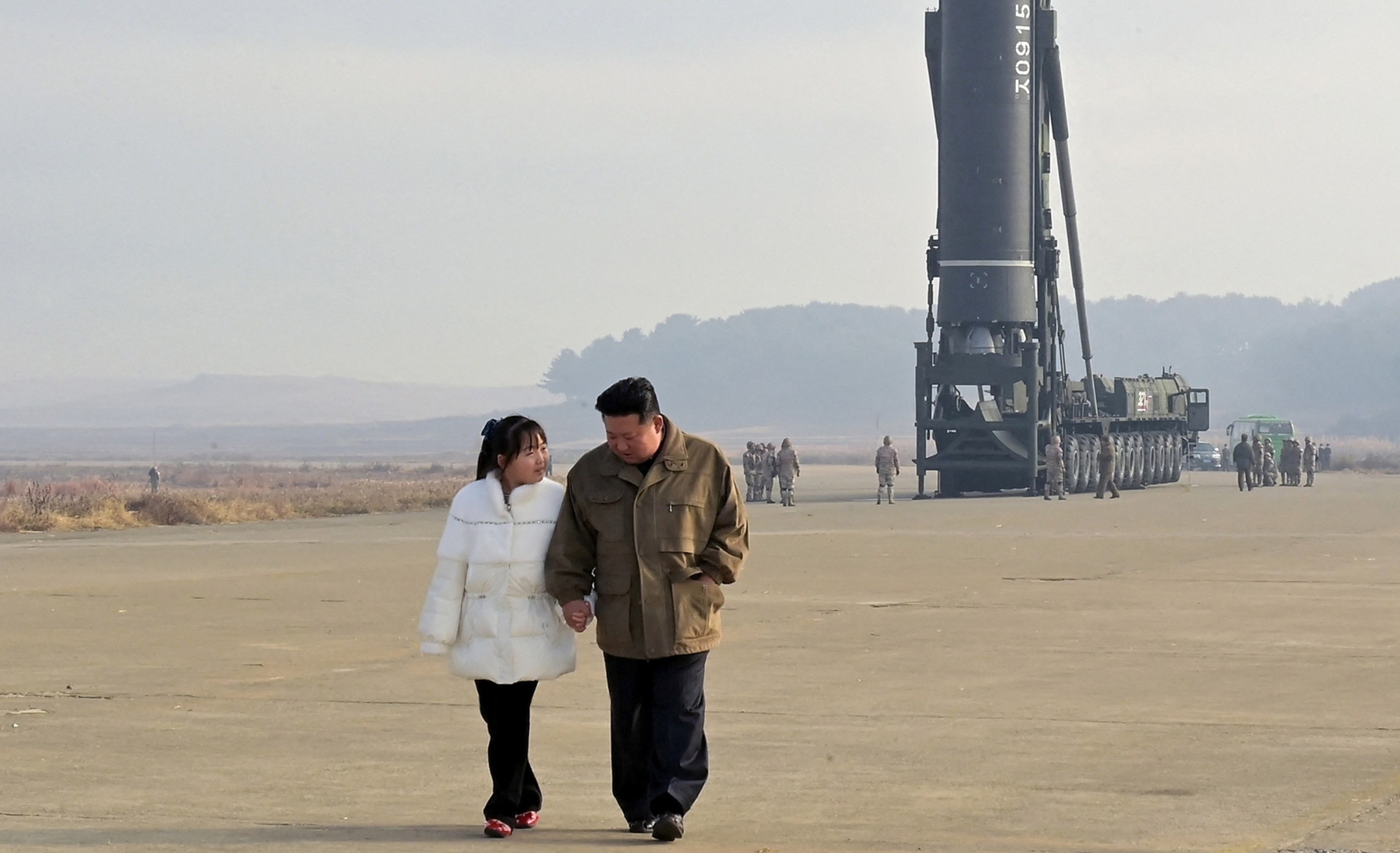 Con gai ong Kim Jong Un lan dau xuat hien truoc cong chung hinh anh