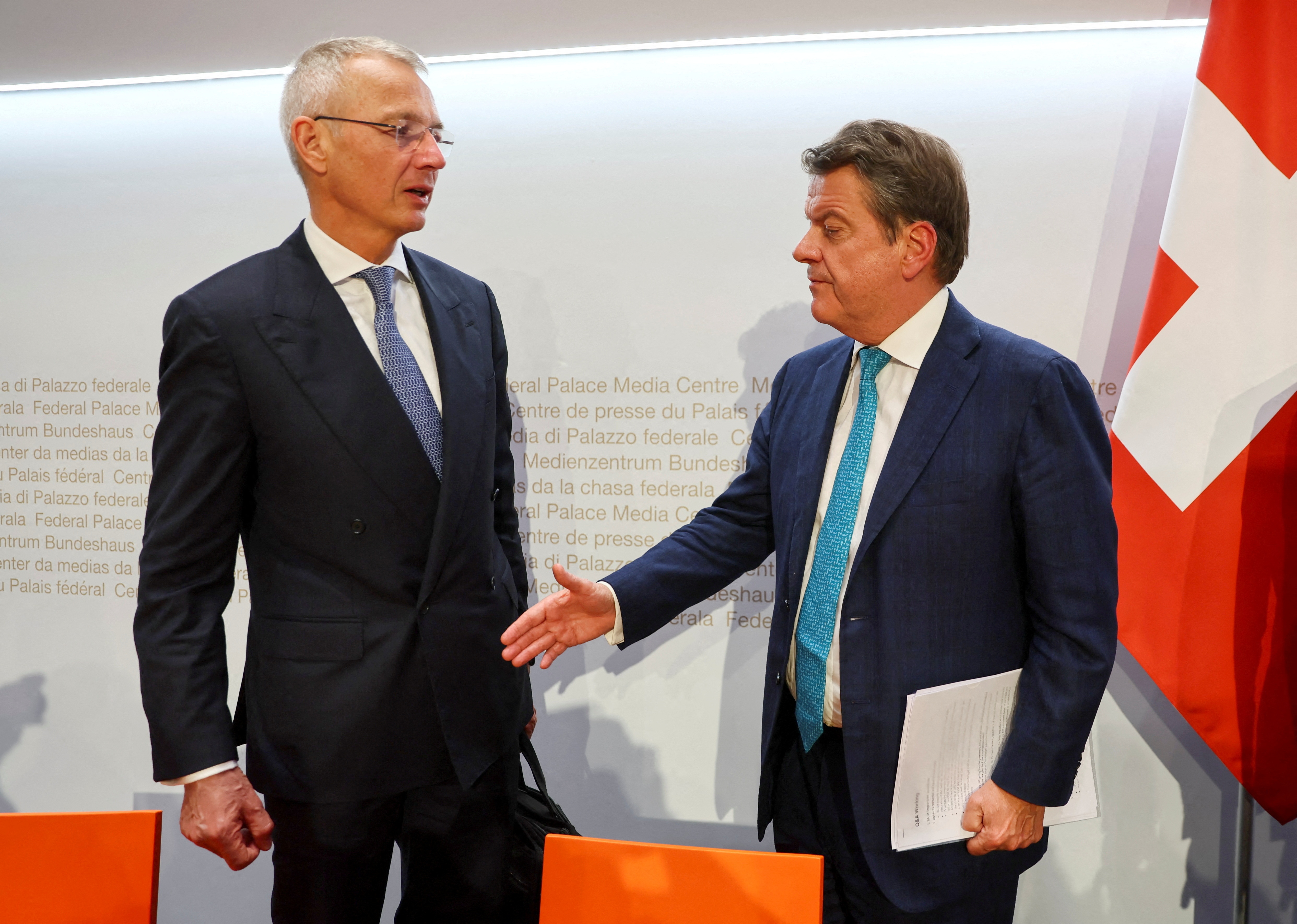 Ngan hang lon nhat Thuy Si mua lai Credit Suisse hinh anh