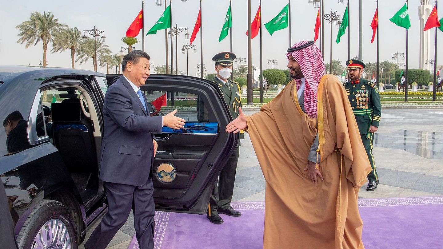 Trung Quoc va Saudi Arabia xich gan hinh anh
