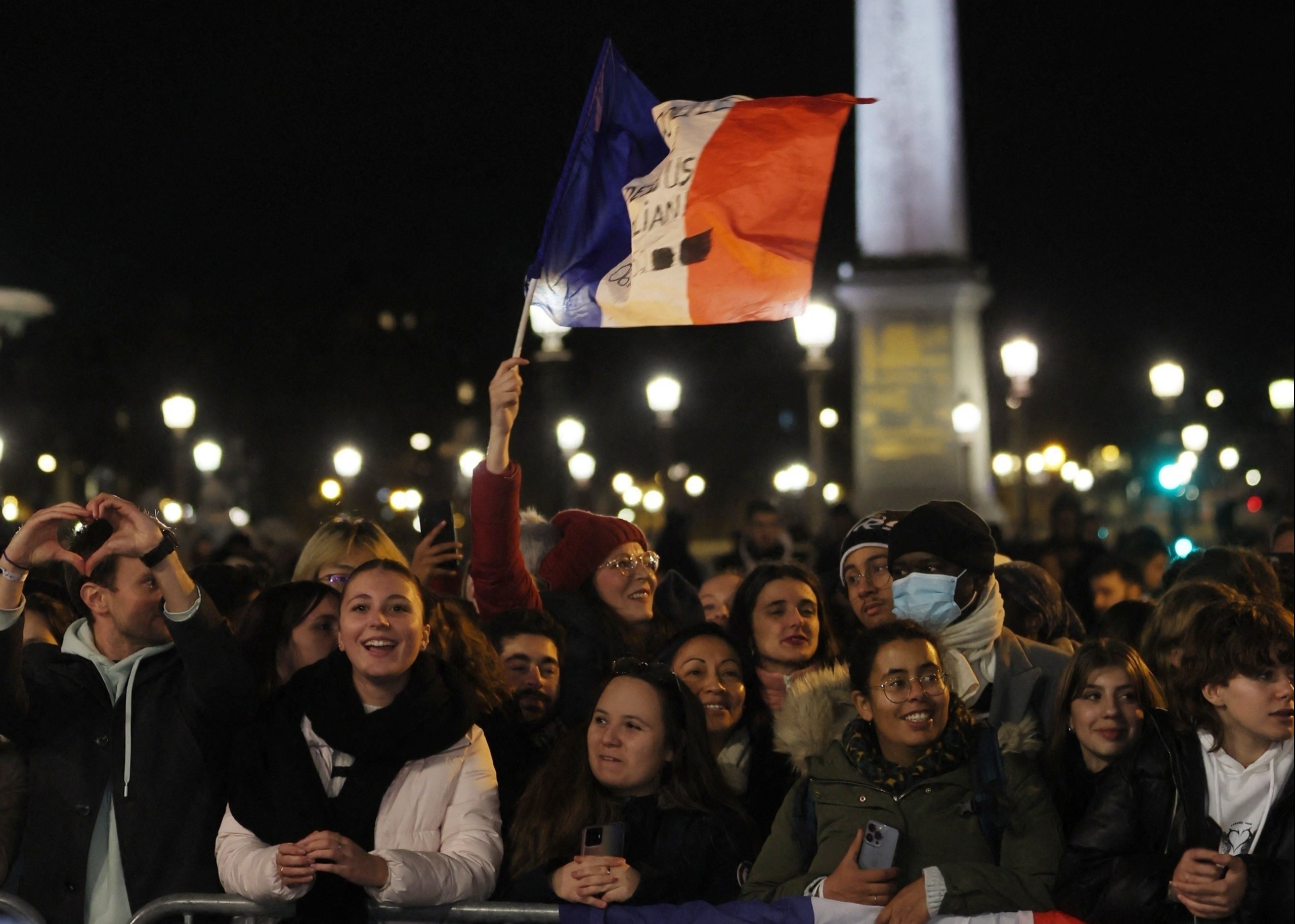 Hang nghin nguoi ham mo don tuyen Phap tro ve hinh anh