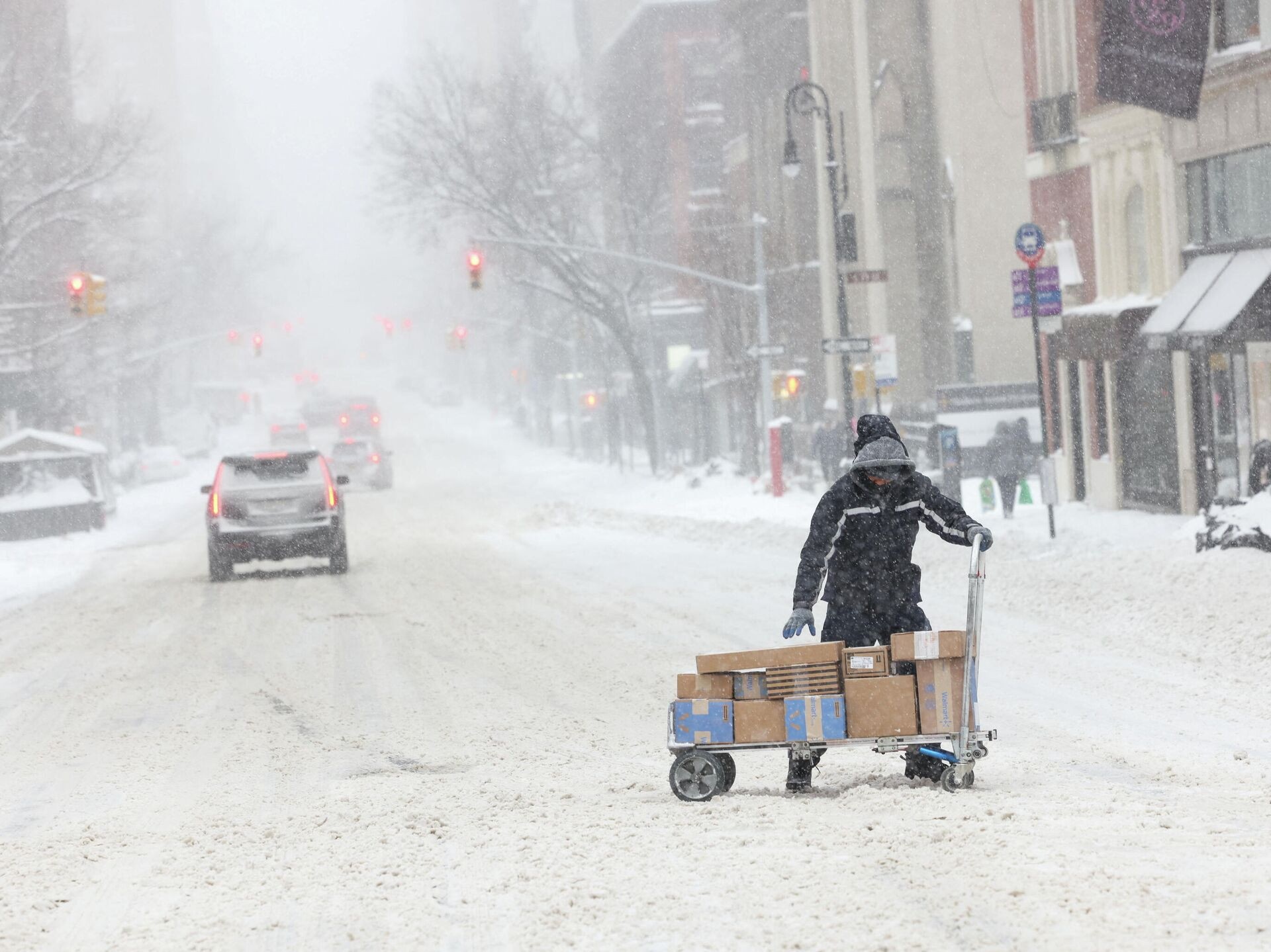 Nhung nguoi van phai ra duong du bao tuyet can quet nuoc My hinh anh