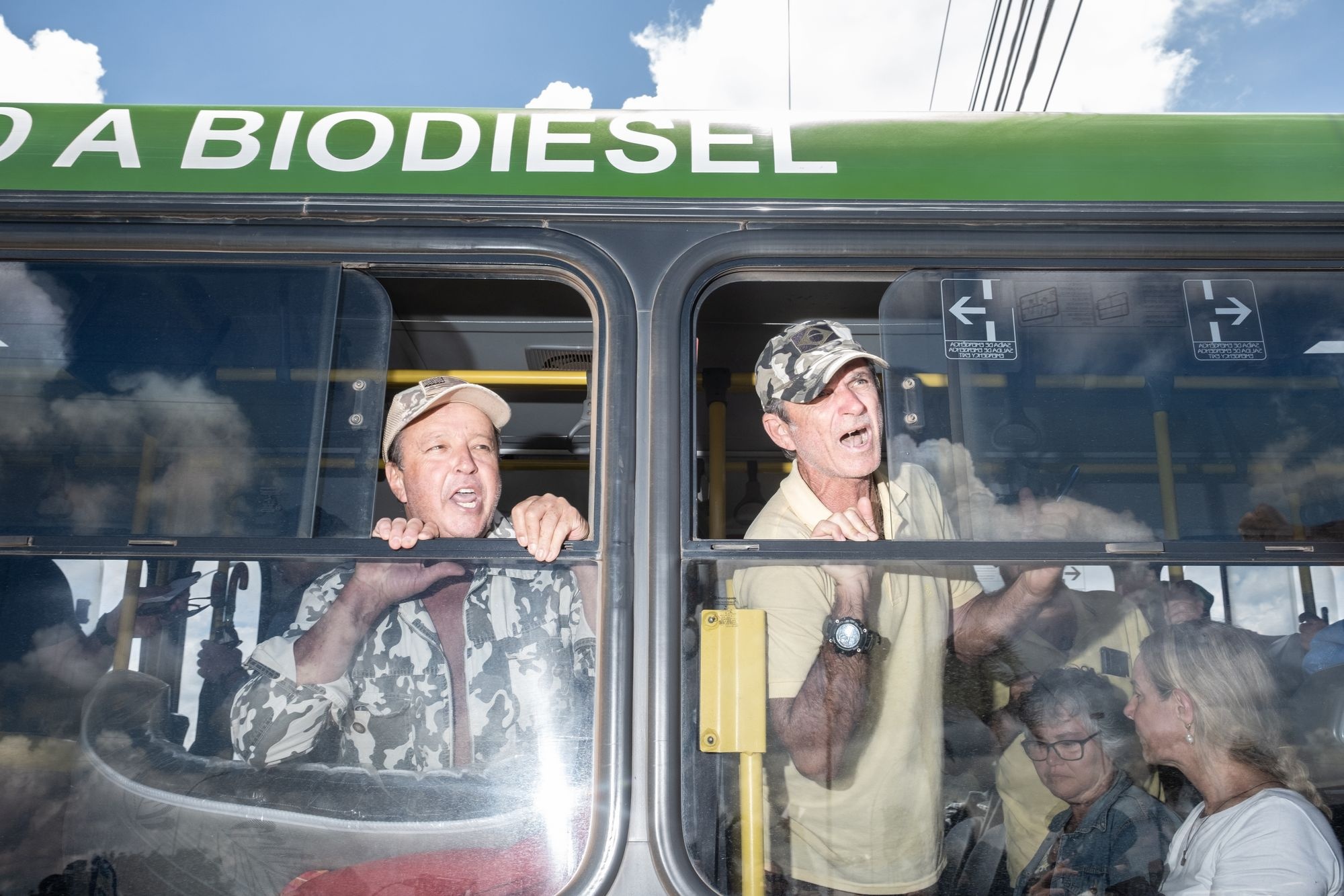 Nhung chiec xe buyt bi an trong cuoc bao loan o Brazil hinh anh