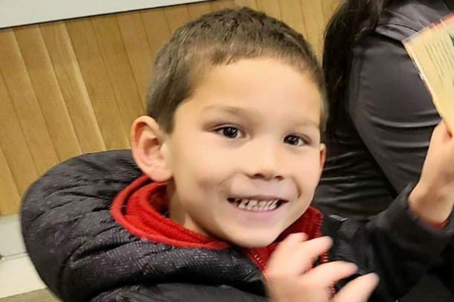 Cau be bi lu cuon troi o California: 'Me dung hoang so' hinh anh