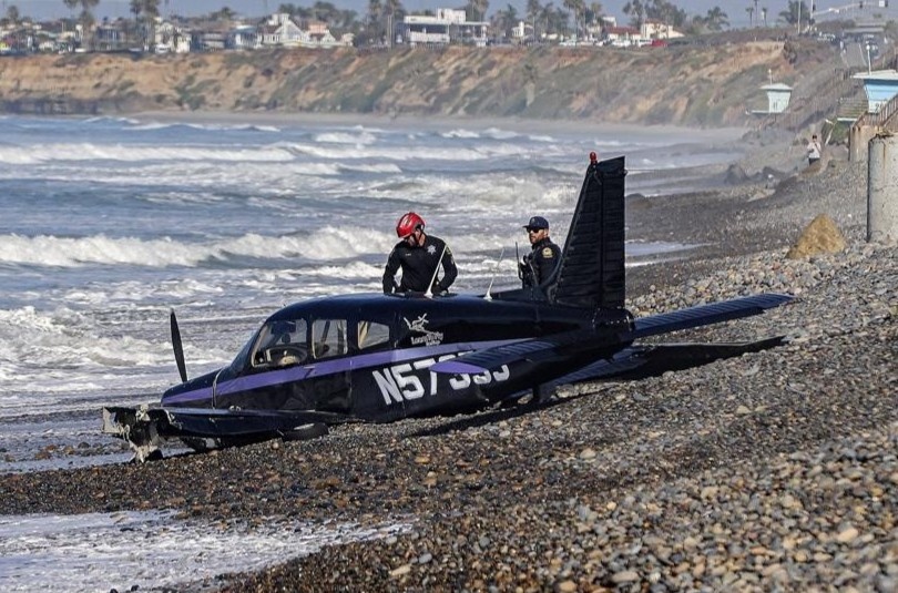 May bay ha canh khan cap tren bai bien California hinh anh