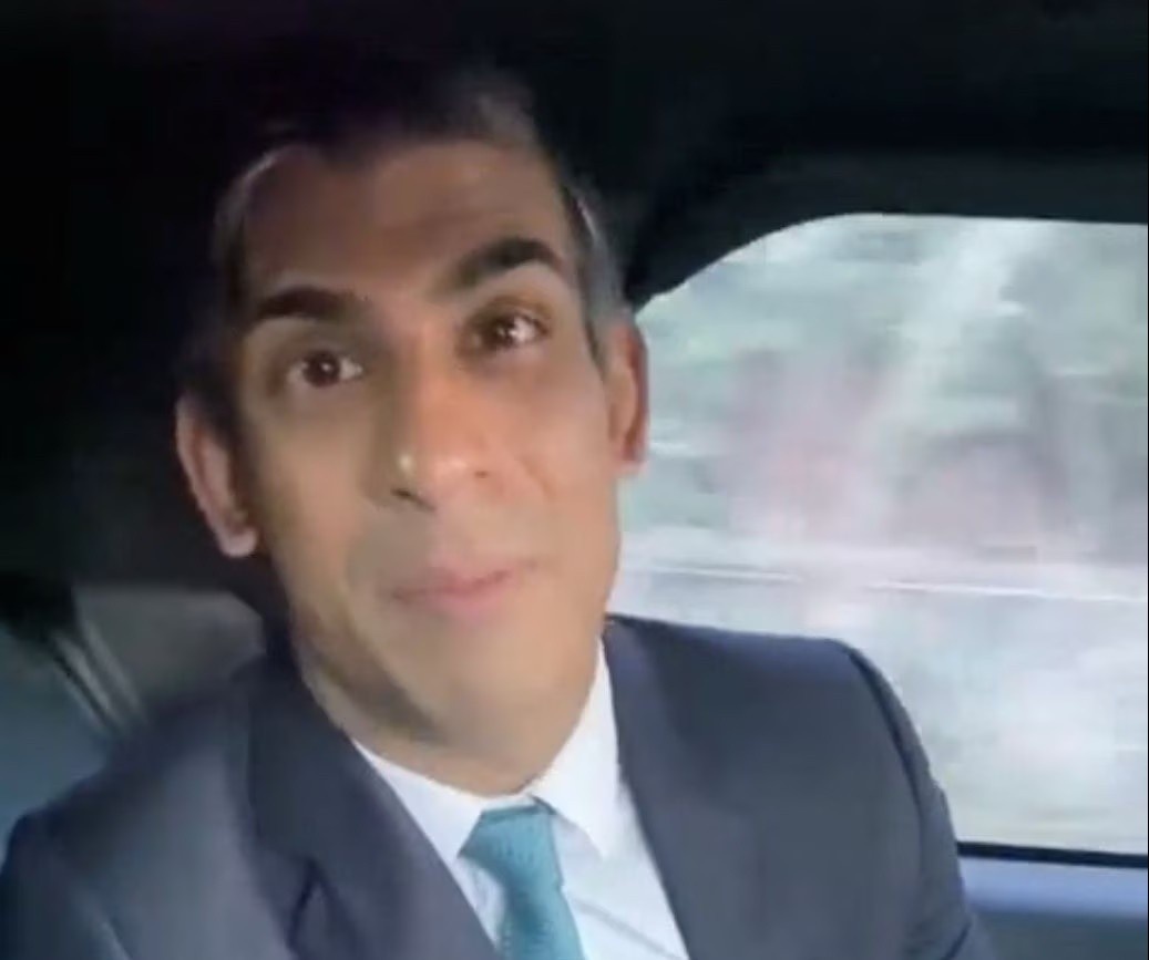 Thu tuong Anh bi phat vi khong that day an toan khi di xe hinh anh