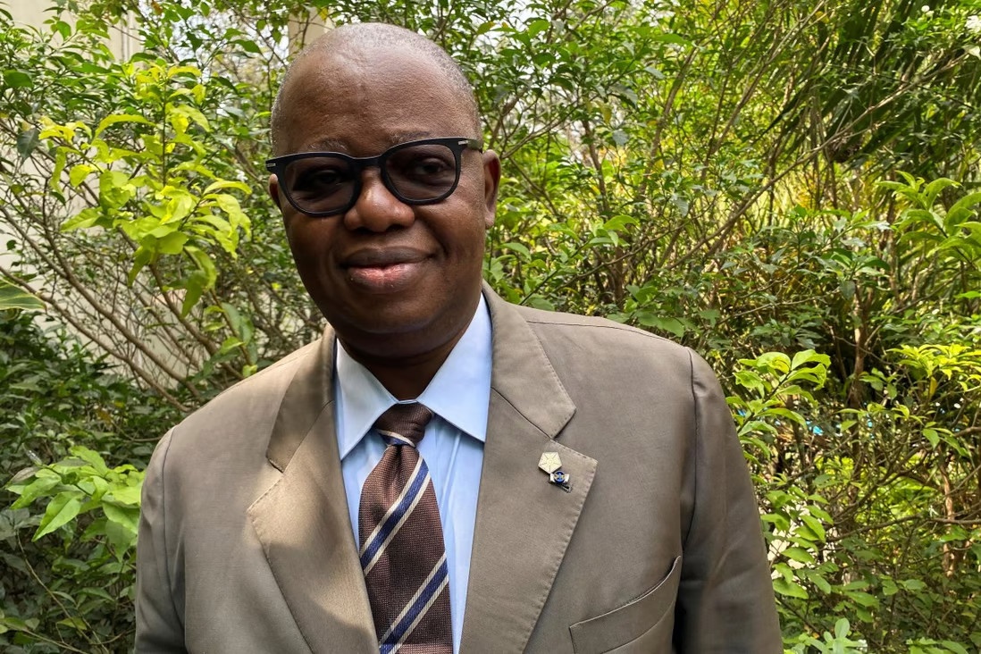 Ngoai truong Gabon dot tu giua cuoc hop noi cac hinh anh