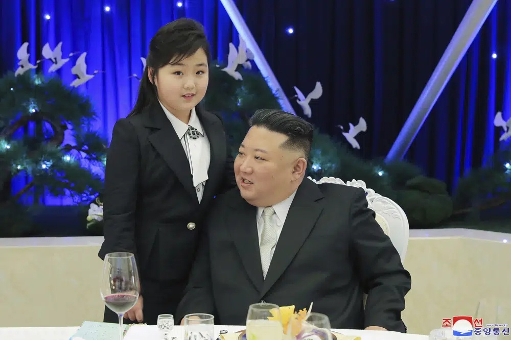 Dang sau vu thu ICBM moi va su xuat hien cua con gai ong Kim Jong Un hinh anh