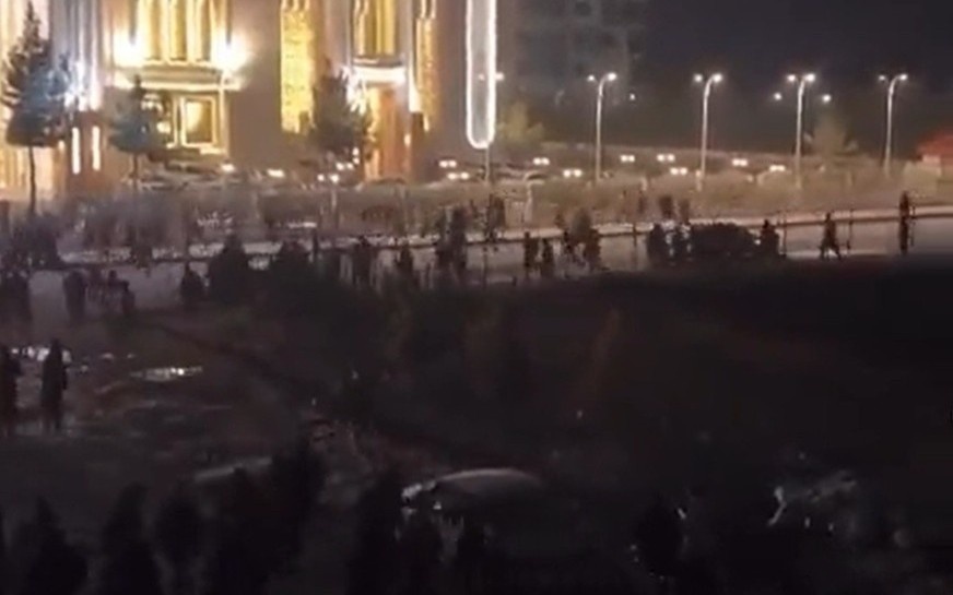 Dam dong do xo den san bay giua tin don Taliban cuu tro Tho Nhi Ky hinh anh