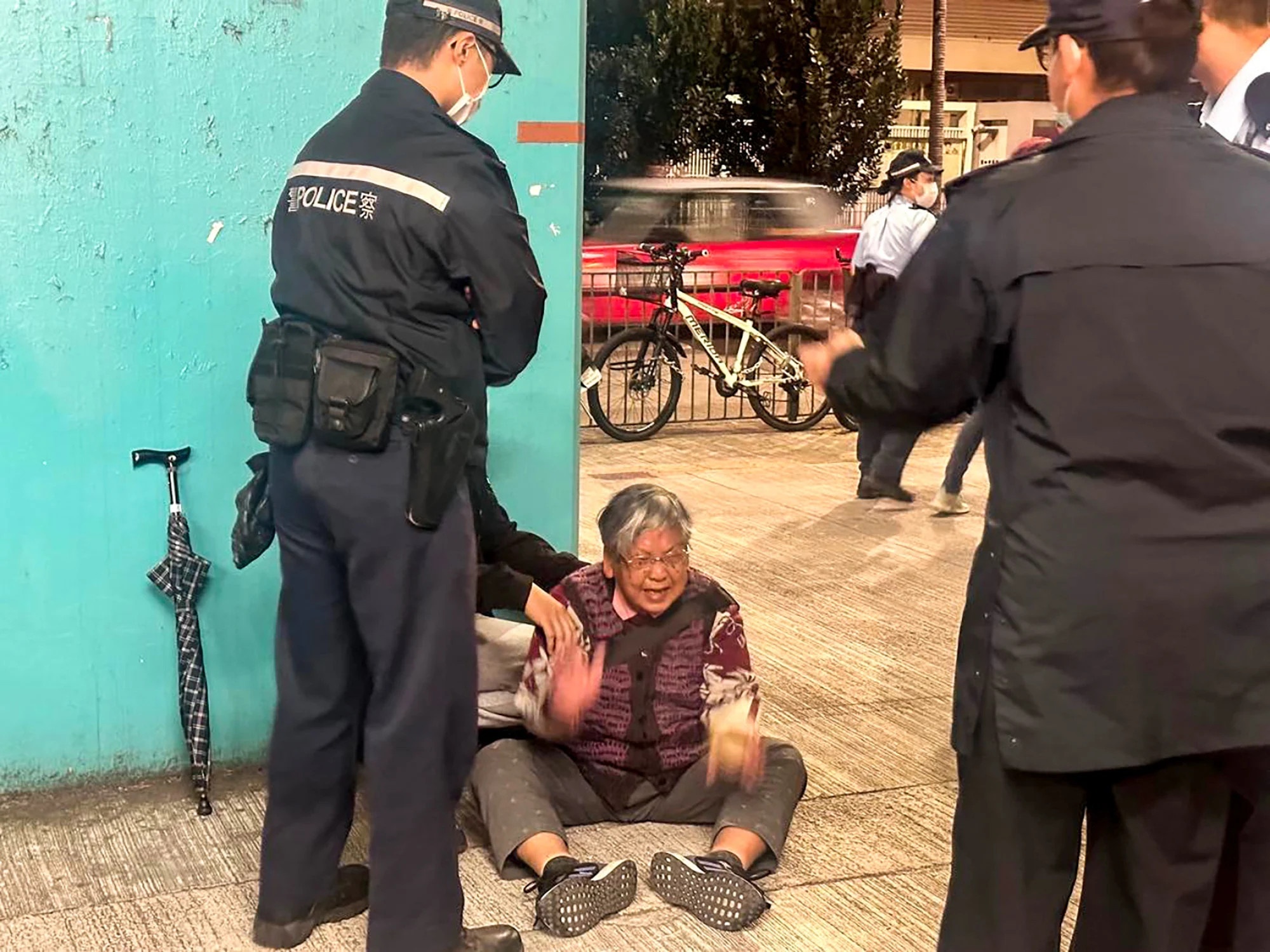 Cu ba 90 tuoi nga quy, cau xin khi canh sat Hong Kong tich thu xe hang hinh anh