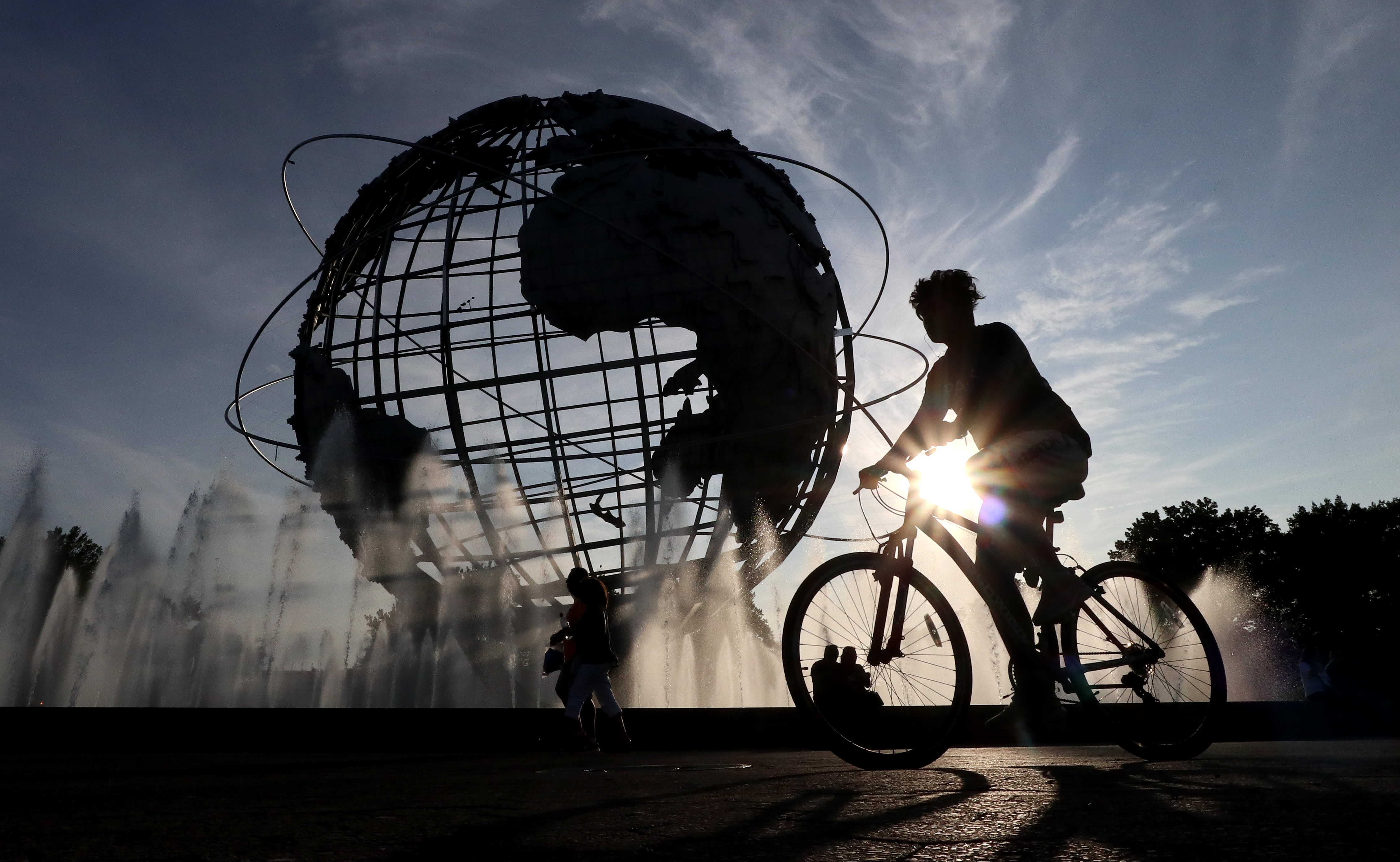 Vi sao kinh te toan cau van hanh mot cach 'ky la'? hinh anh