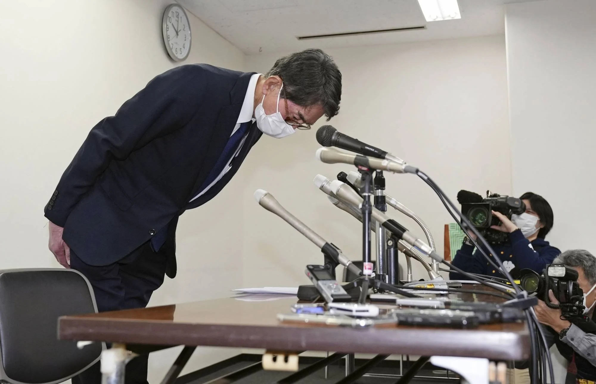 Chu nha tro Nhat Ban dinh be boi nuoc tam tu sat hinh anh