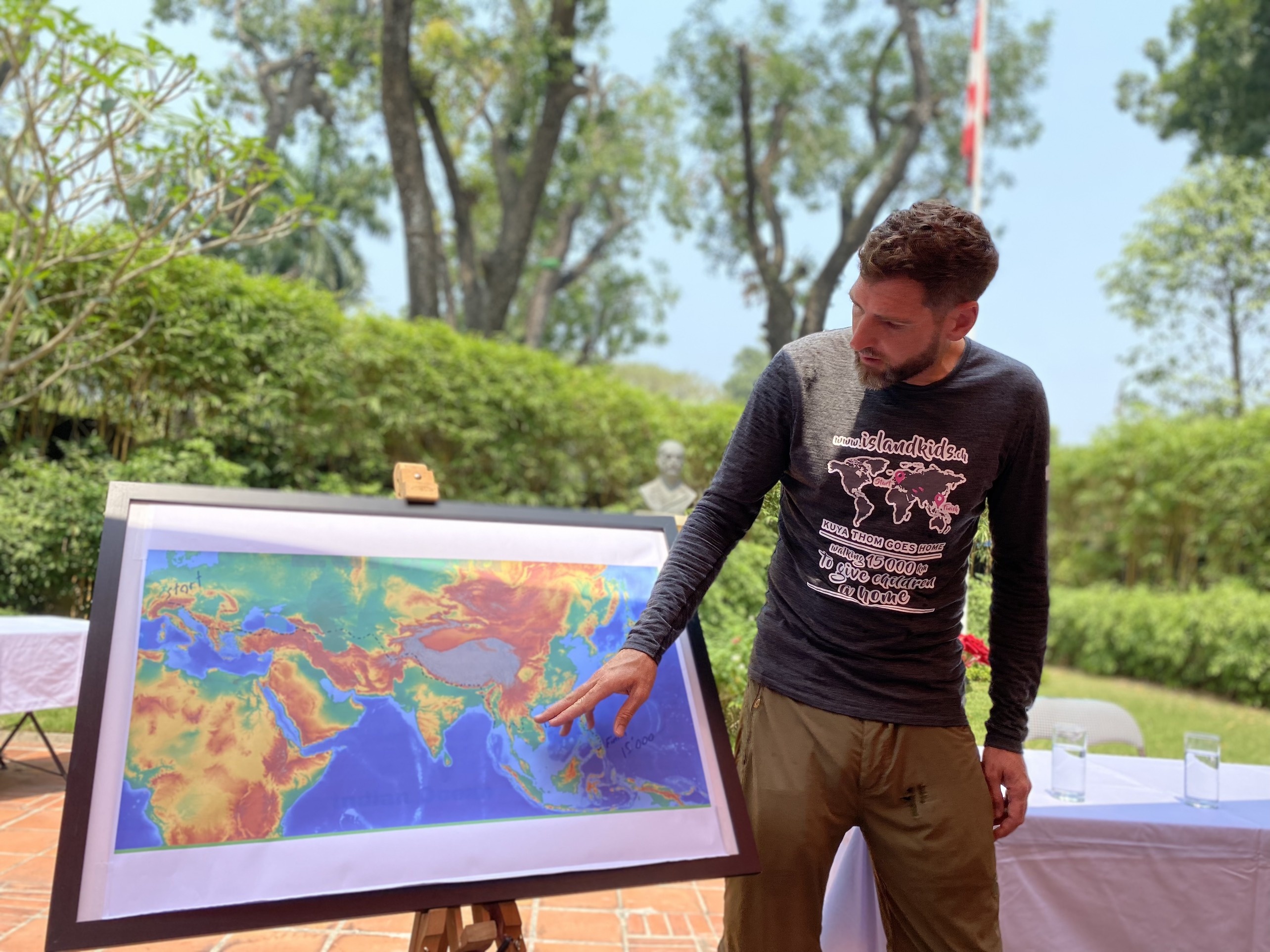 ‘Nguoi hung Thuy Si’ va hanh trinh di bo 15.000 km den Philippines hinh anh